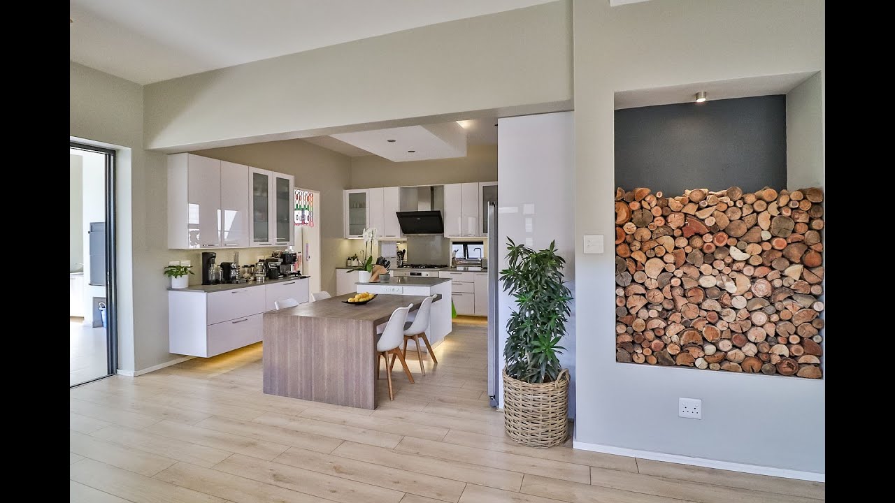 Luxurious Bryanston cluster home around the corner from the Bryanston Country Club