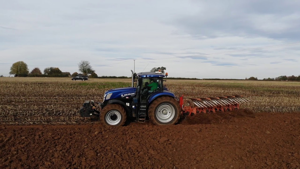 New Holland T7.270 Ploughing