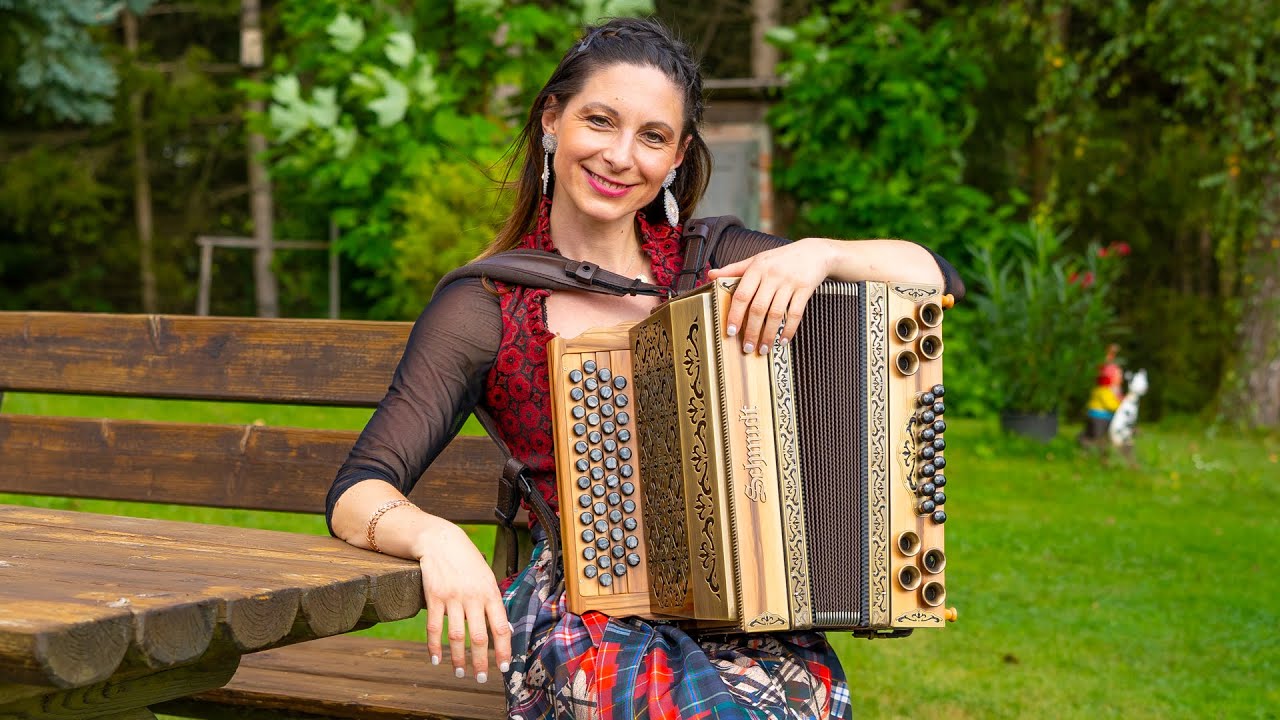 Claudia Hinker spielt den KAISER WIESN MARSCH auf ihrer Steirischen Harmonika!