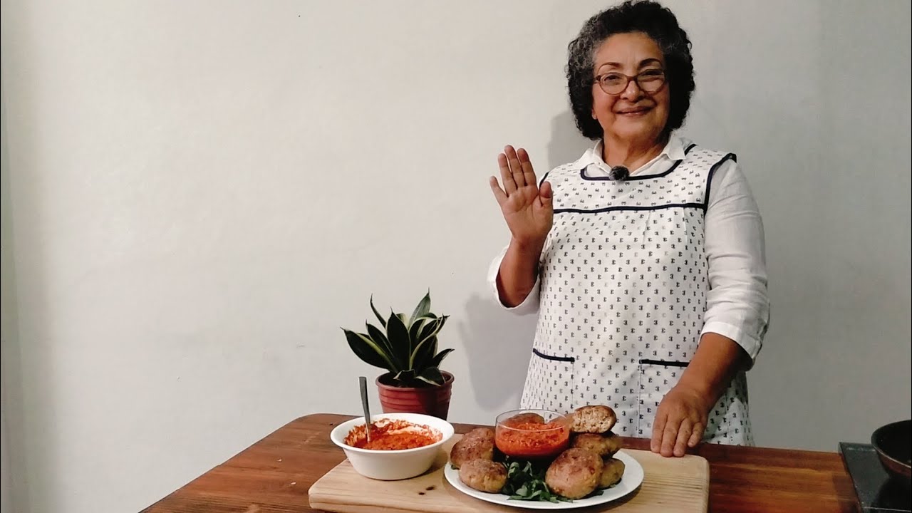 Tortitas de carne con salsa de nuez