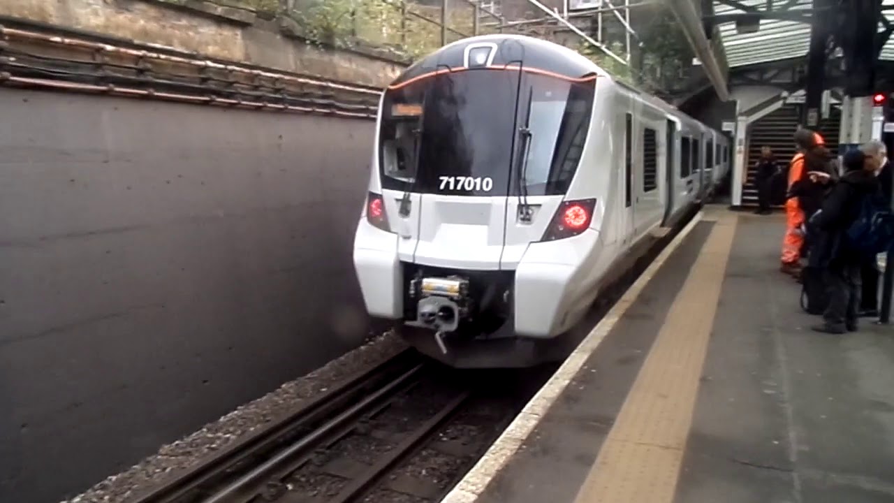 Trains at Drayton Park station 23/10/19