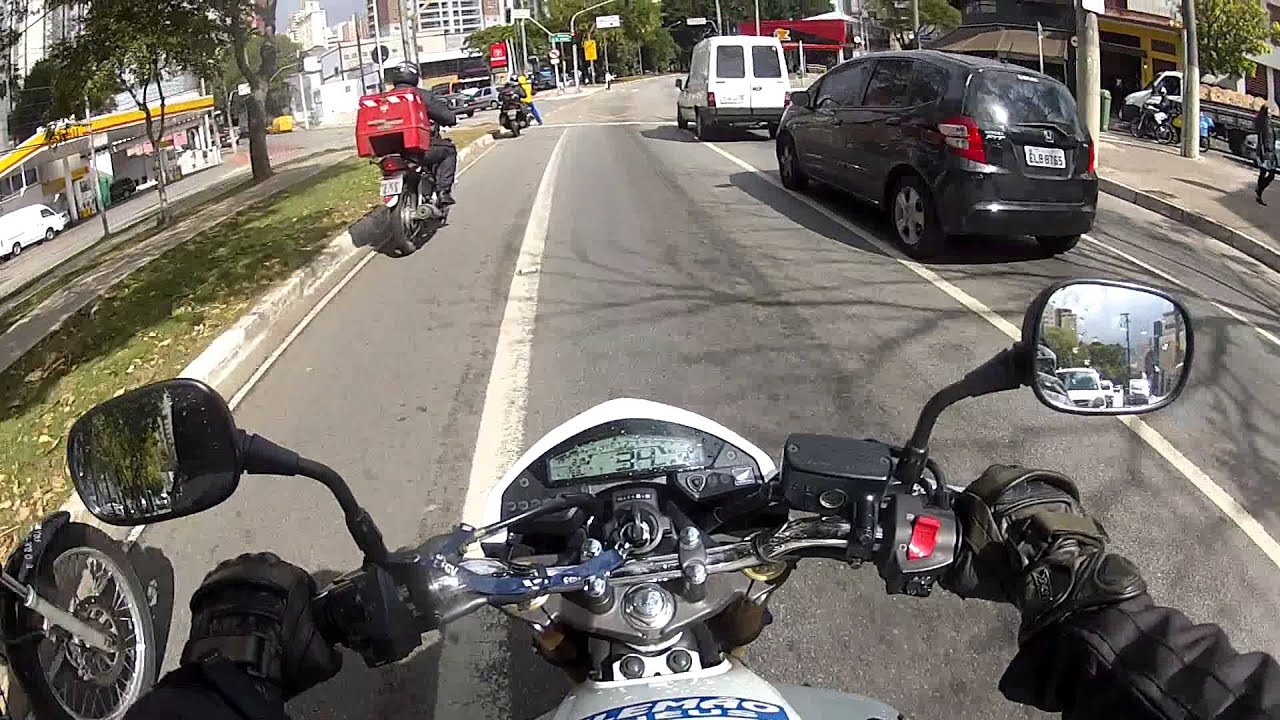 CARRO INVADE CICLOVIA, MOTOFAIXA E QUASE PROVOCA ACIDENTES - MUMU - HONDA HORNET BRANCA ABS -