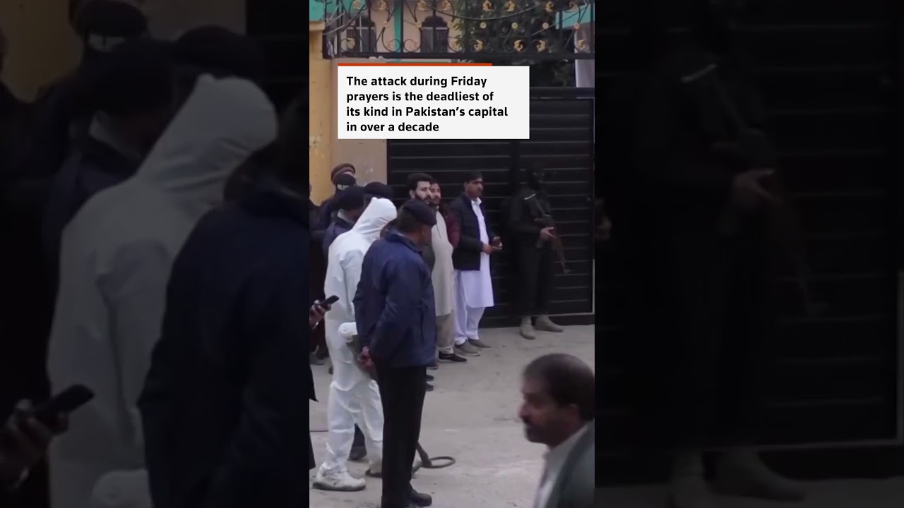 Suicide bomber kills 31 in Shi'ite mosque in Pakistan
