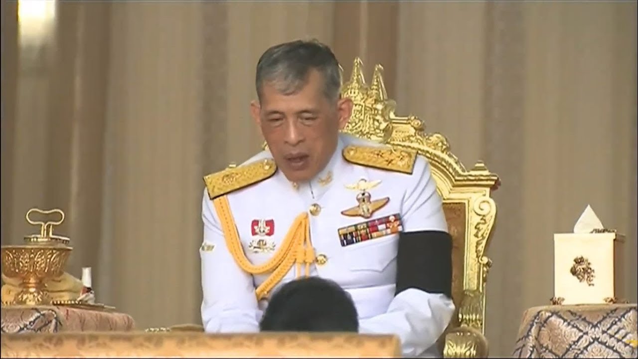 สมเด็จพระเจ้าอยู่หัว เสด็จฯพระราชทานเพลิงศพ 'เจ้าสัววิชัย' ทัพเลสเตอร์ร่วมอาลัย