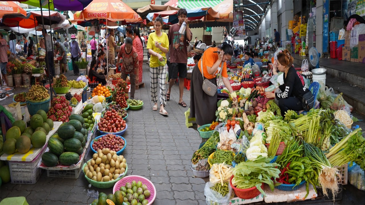 Morning Food Market Scene @Boeng Trabek Plaza &ndash; Plenty Fresh Fruit, Vegetable, Meat & More Food