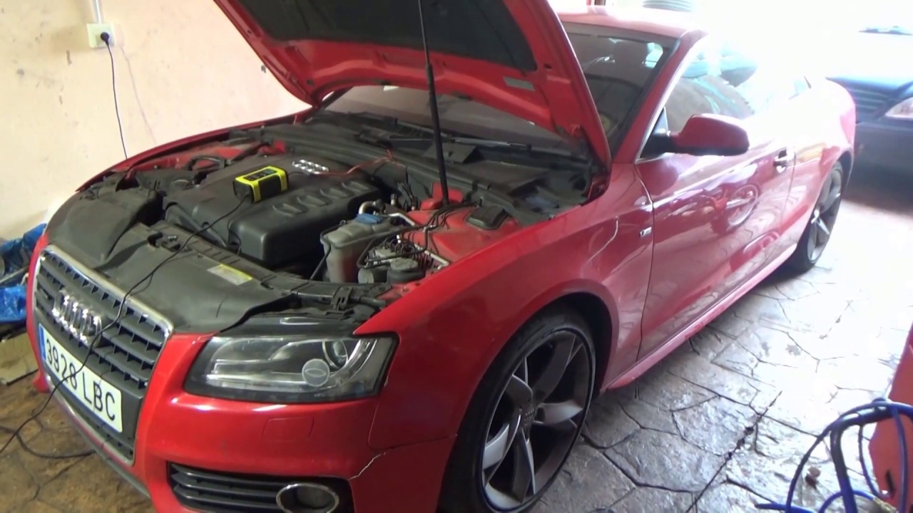 AUDI A5. Ubicación de la batería. Cómo poner las pinzas para arrancar o cargar la batería.
