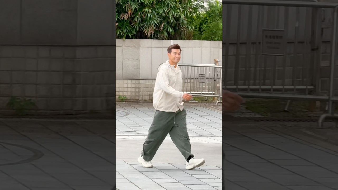 TVB艺人#陈展鹏 抵达香港红馆，为今晚的演出做准备，48岁的他身材依然保持的很好。#香港回归祖国28周年