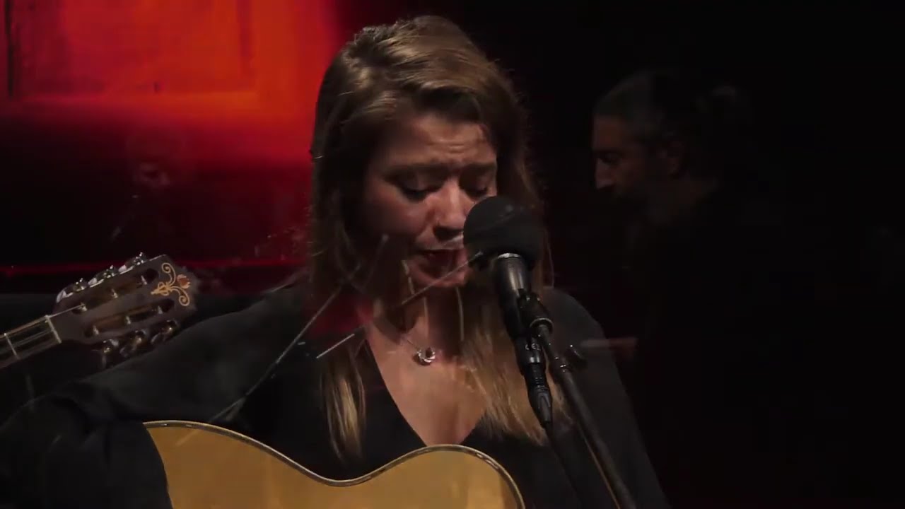 Η σατράπισσα(αραμπάς περνά)-Ι Καραπατάκη-Σ Παπατραγιάννης/Σύνθ. Β Τσιτσάνη/Στίχ Κ Μάνεση/ Β Τσιτσάνη