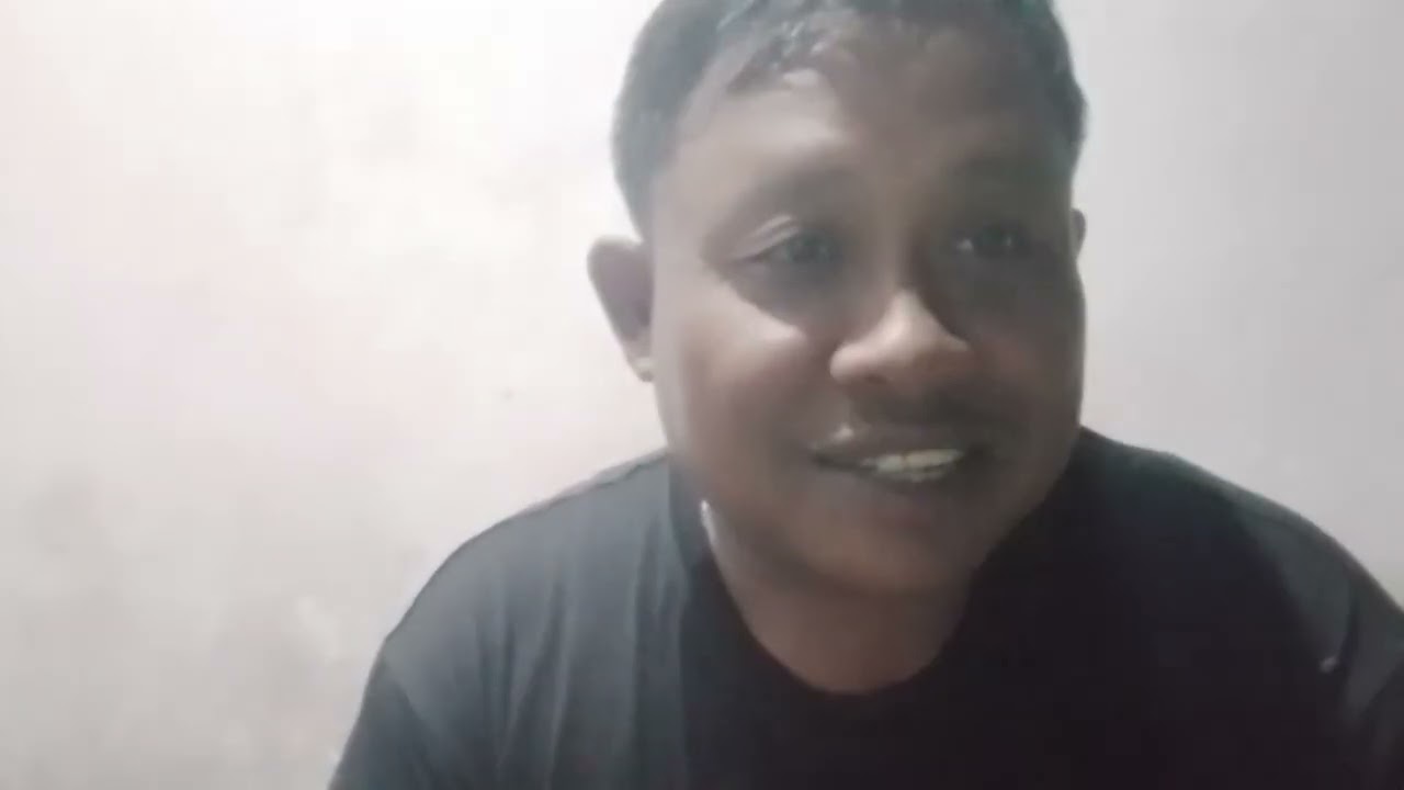 Mbah kakung ini hidup sendirian jauh dari anak"nya pekerjaannya bikin kurungan ayam