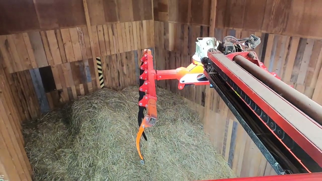 Stroh einlagern mit Ladewagen und Heukran