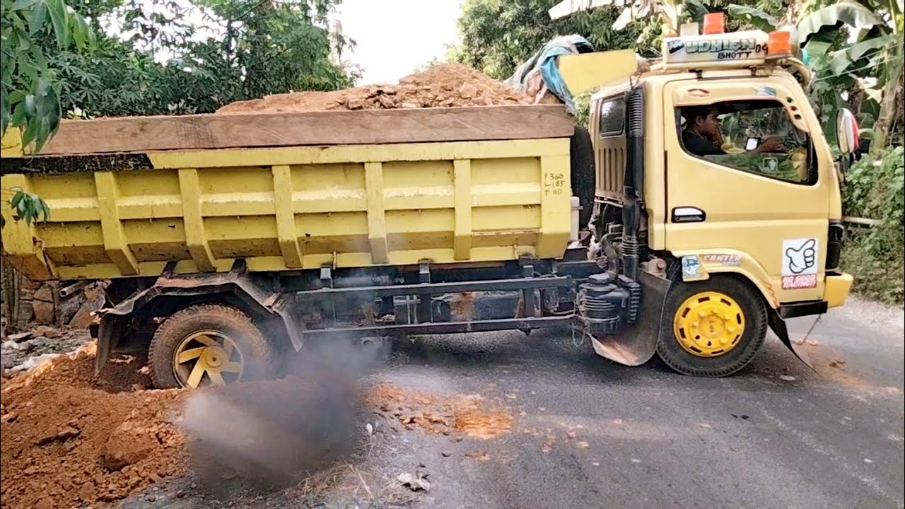 DUMP TRUK//Mobil truk canter muat tanah timbunan,beraksi di pembongkaran baru