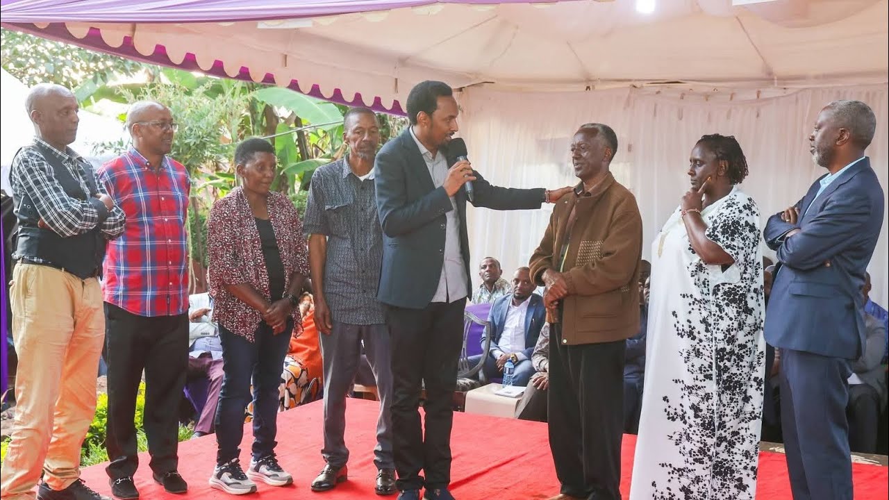 KARUNGO THANGWA INTRODUCES HIS ENTIRE FAMILY AHEAD OF HIS MOTHER'S BURIAL TOMORROW