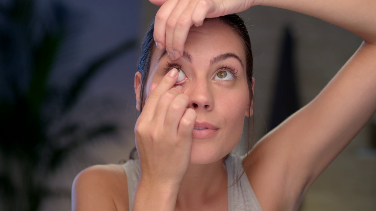 How to Remove DAILIES® AquaComfort Plus® Contact Lenses