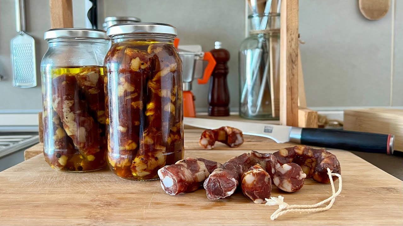 Домашняя итальянская сухая колбаса, консервированная в масле