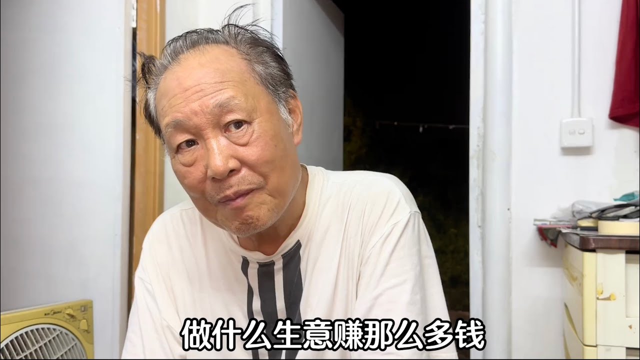曾经香港工厂老板四段婚姻风光一时，现住铁皮屋，三个女儿不认他