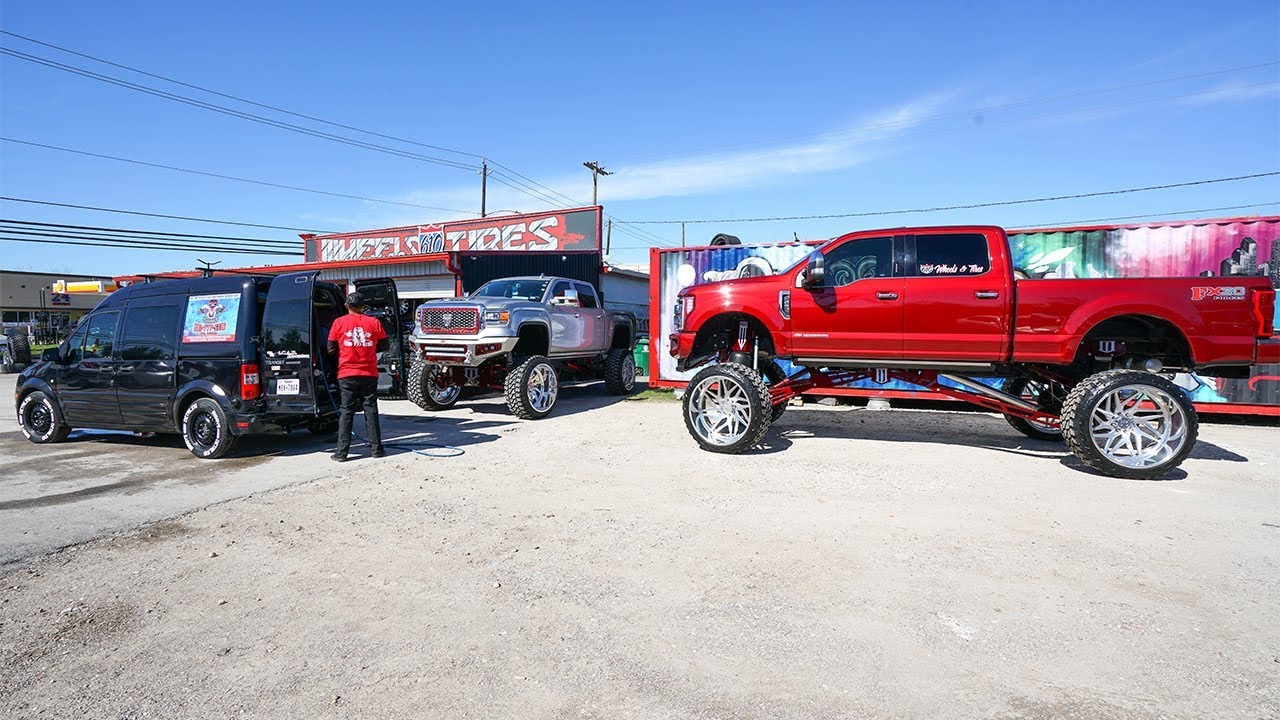 Mobile detailer from Houston Texas washes HUGE Ford F250 on 30x16s with bags How he does it!