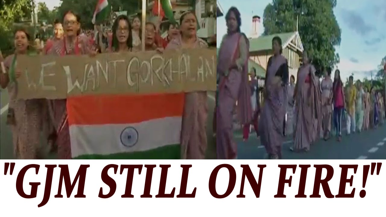 Gorkhaland struggle : Protestors take to roads in traditional attire | Oneindia News
