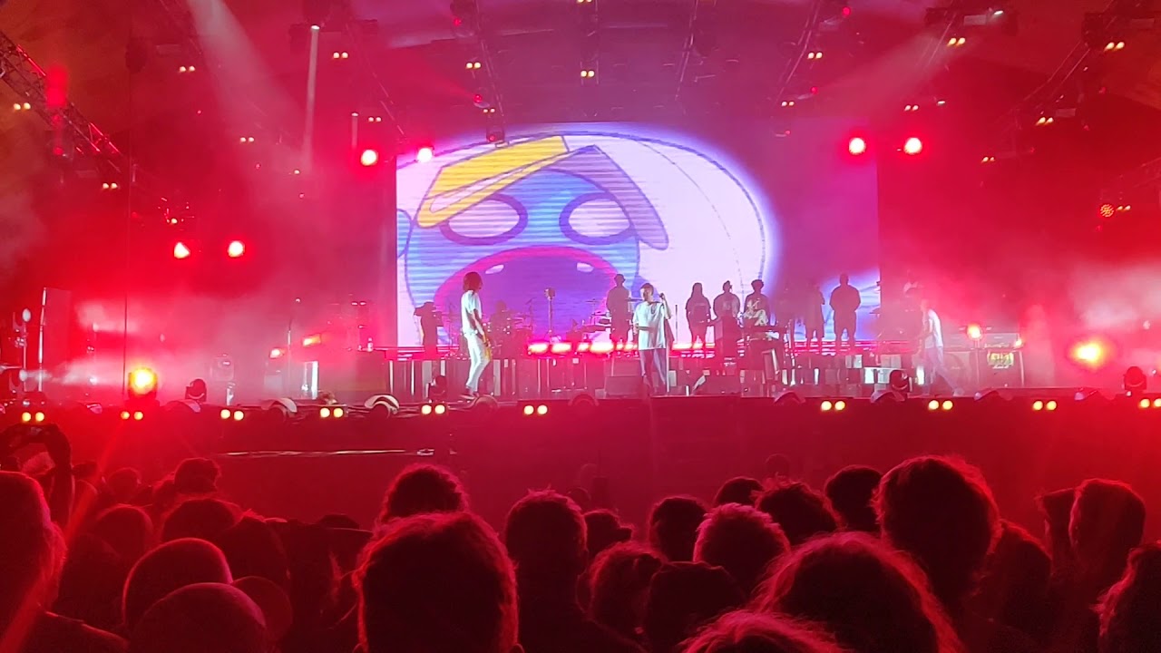 Gorillaz rapper falls down - Roskilde festival 2018