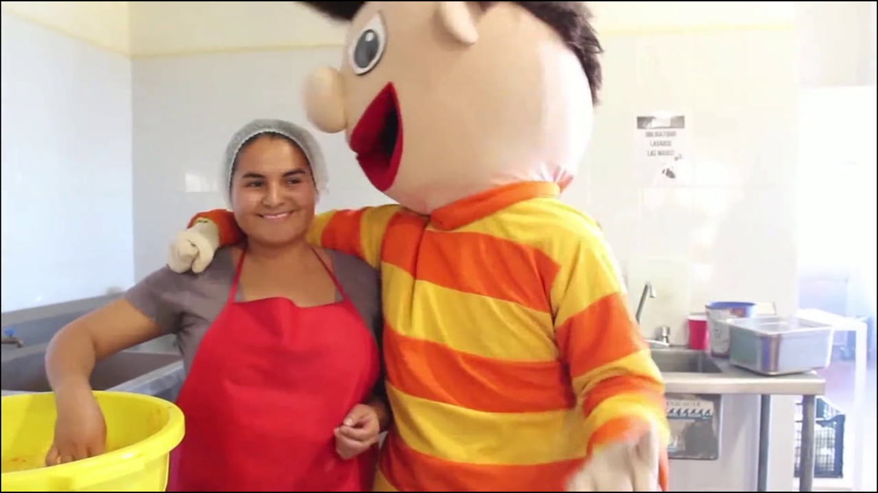 Aprendiendo a Hacer Pollo Asado - El Show de Bely y Beto