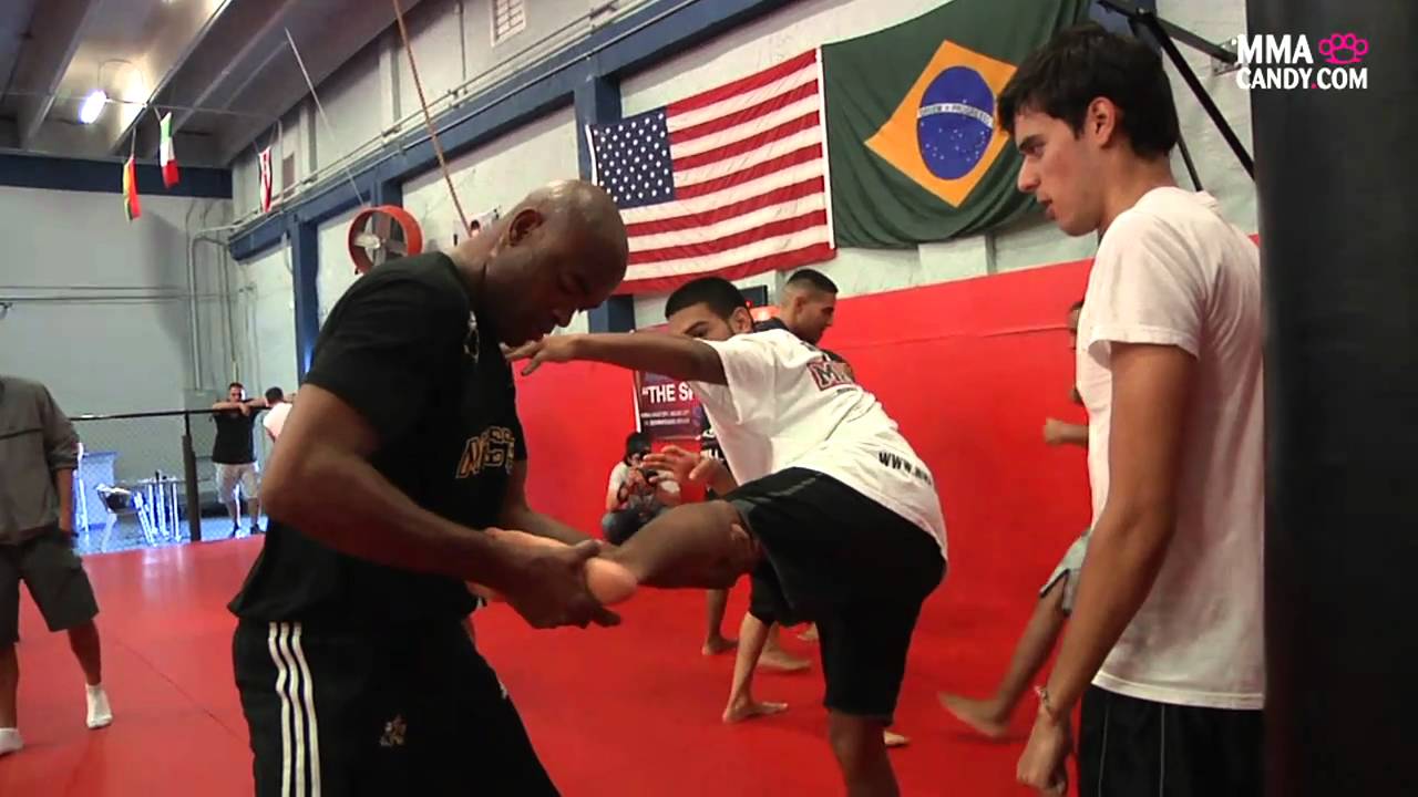 Anderson Silva Teaches Stomach Kick - MMA Candy