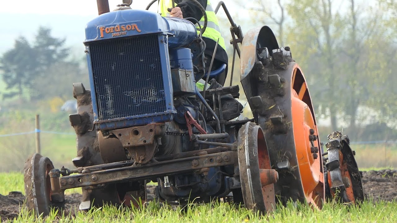 Fordson Major w/ Iron Wheels in the field working w/ 2-Furrow Plough | Danish Agriculture