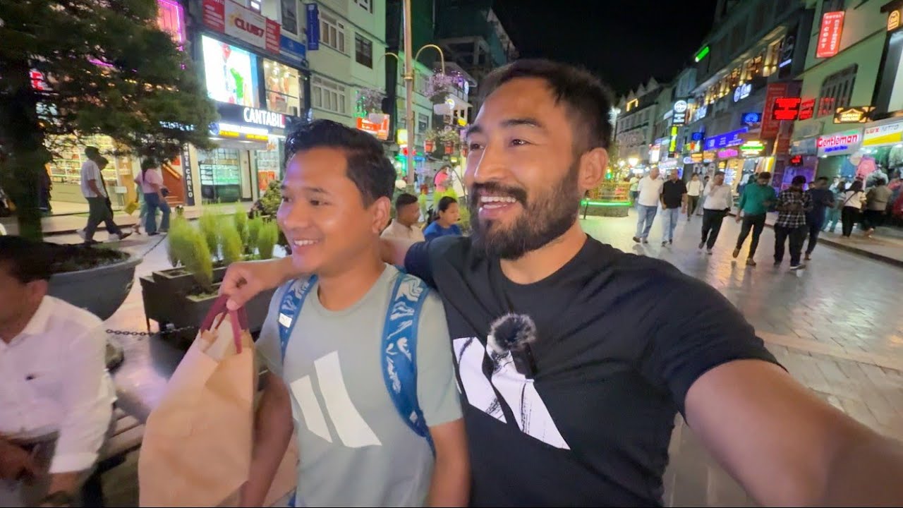 | 3 Idiots off to Gangtok🚙 ...Santey finally made it to M G Marg 👍😆| @basantvlogs |