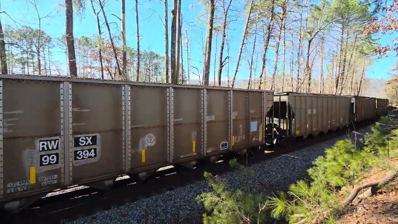 BNSF eases the loaded, southbound coal through the cut in Collegedale 