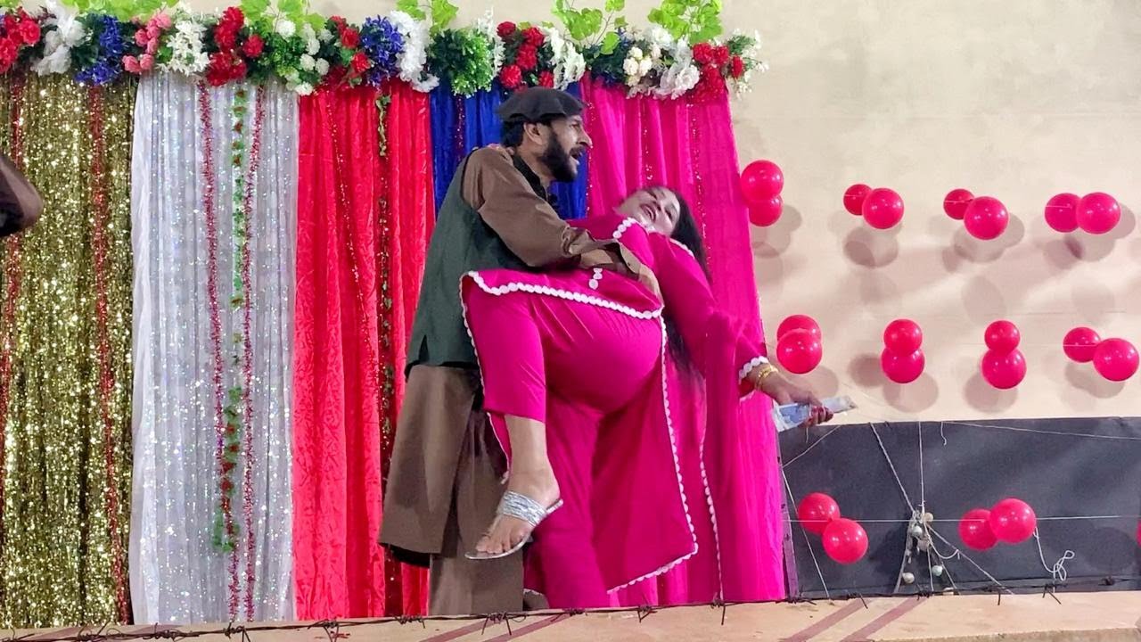 Pashto Spogmai Hug Tawab On Stage In Pashto Dance