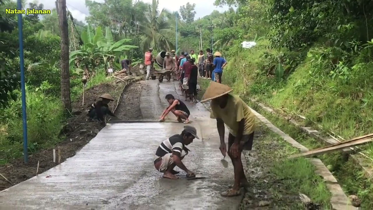 Gotong royong mbangun jalan Desa Pengaringan