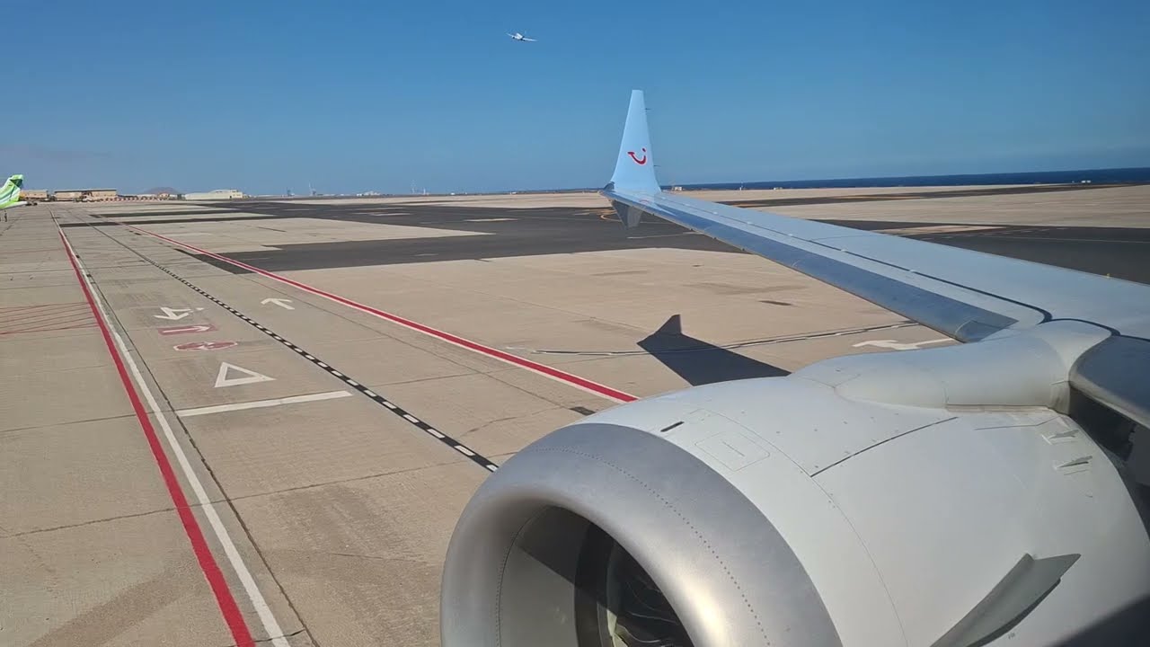 TUI 737 MAX 8 (PH-TFU) Take Off Fuerteventura Airport RNW 01