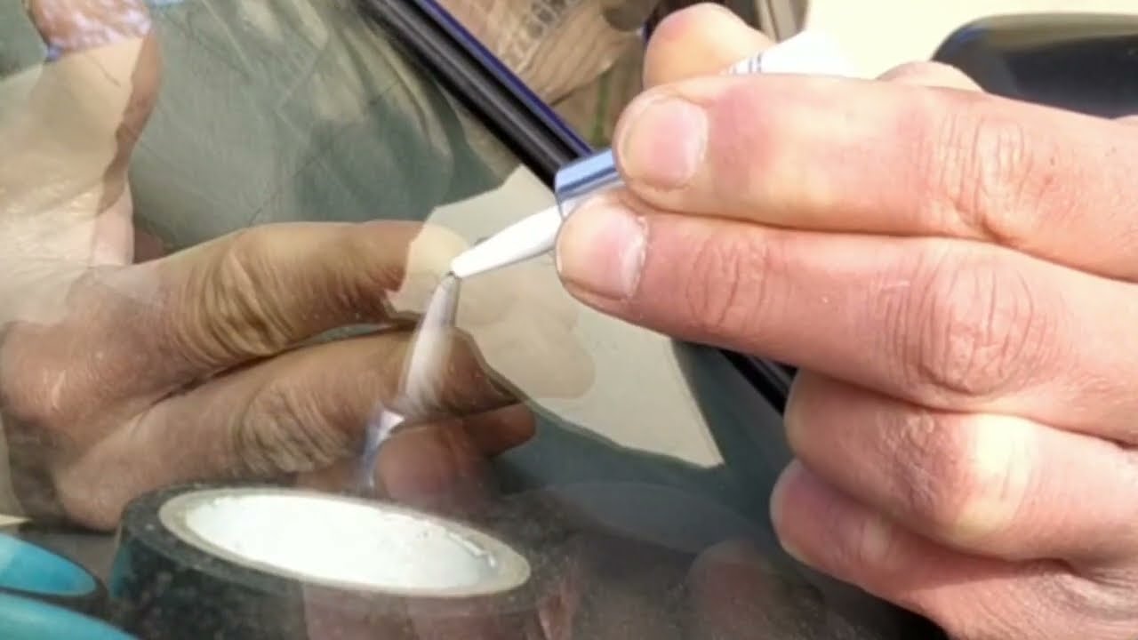 Jak naprawić pękniętą szybę w samochodzie, czy da się skleić pęknięcie szyby i ile kosztuje wymiana