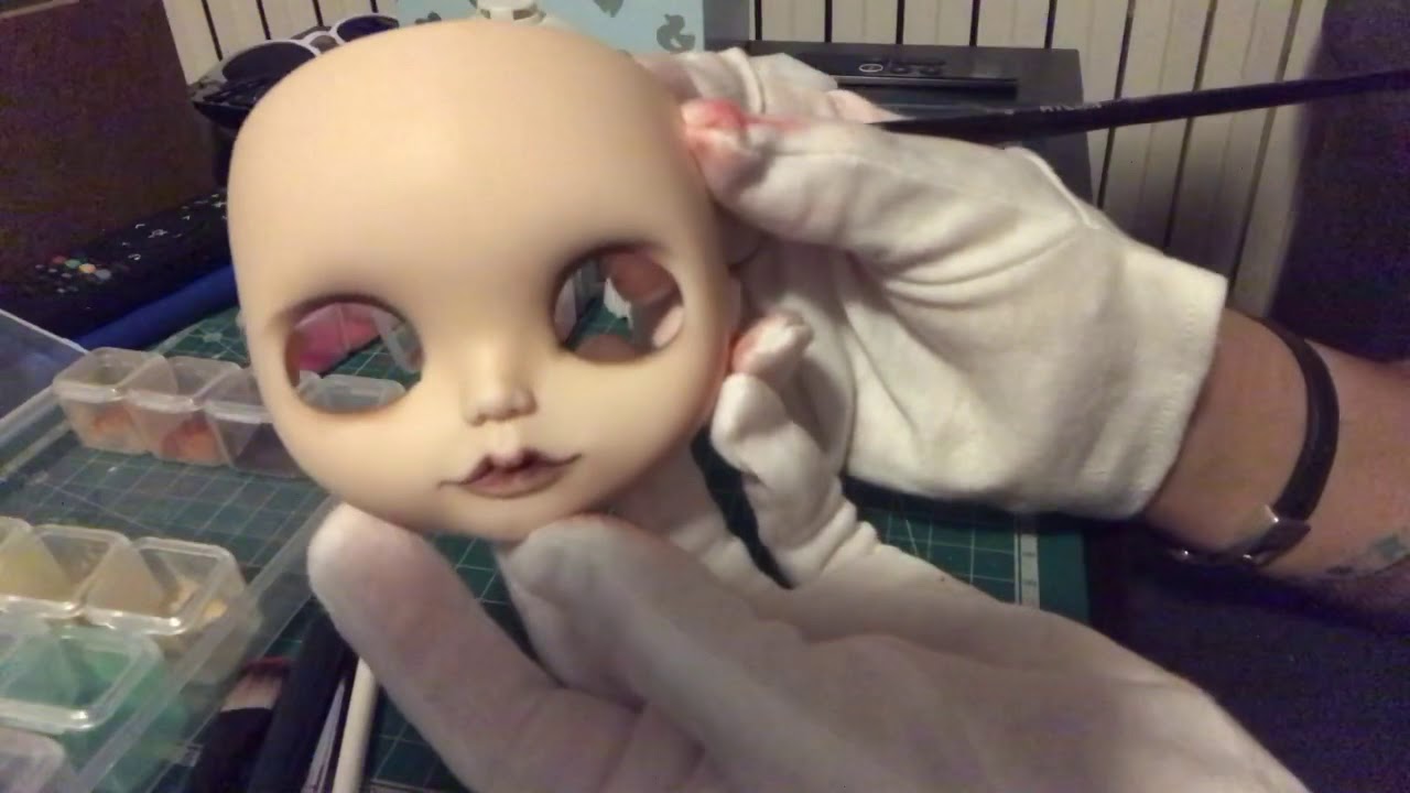 Como maquillar una blythe punkaholic con estilo gótico.