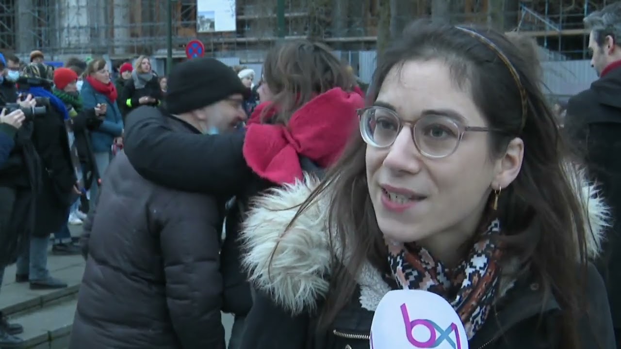 Cinq sans-papiers attaquent l’État belge : environ 150 personnes manifestent leur soutien