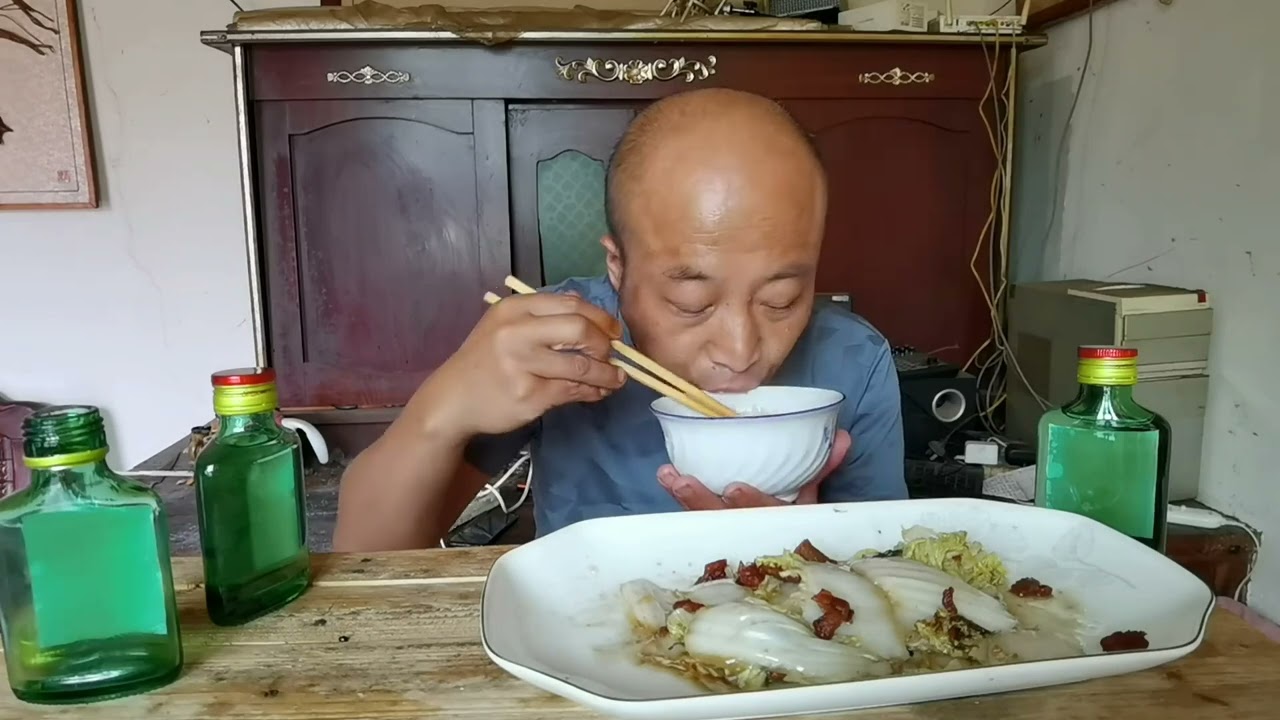 猪肉臊子炒白菜吃米饭，三个小酒，我的一顿饭就这么简单 #农村美食