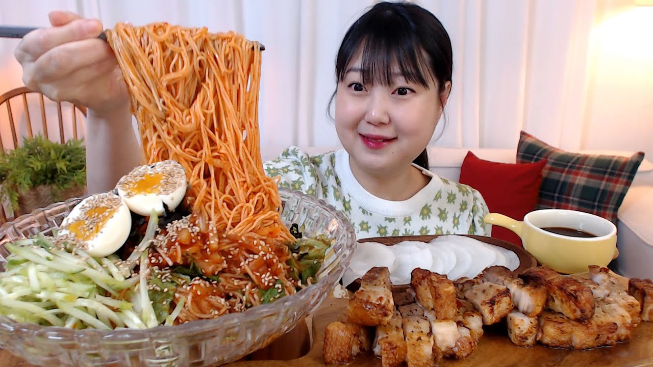 매콤달콤 김치비빔국수 통삽겹바베큐 먹방 Mukbang Spicy Kimchi Bibim-Guksu Pork belly BBQ Koreanfood Noodles