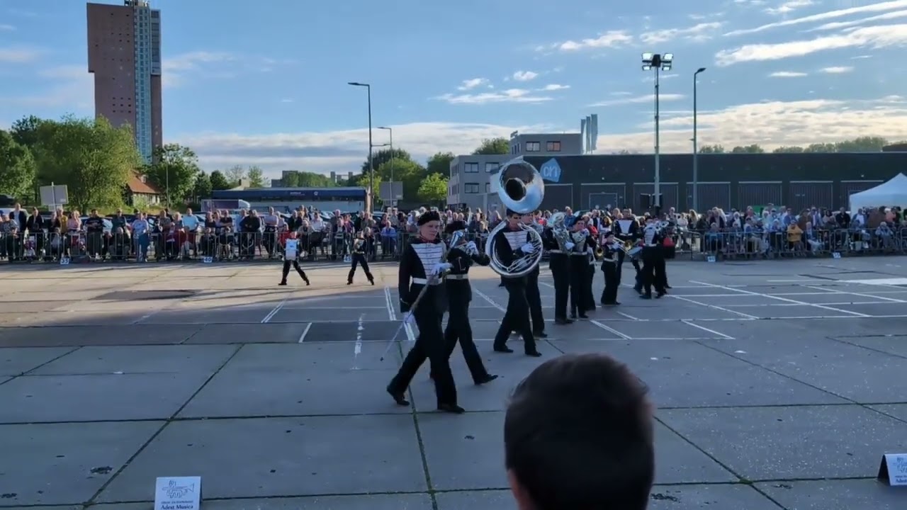 jeugdband adest musica tijdens taptoe hoogvliet 22-06-24