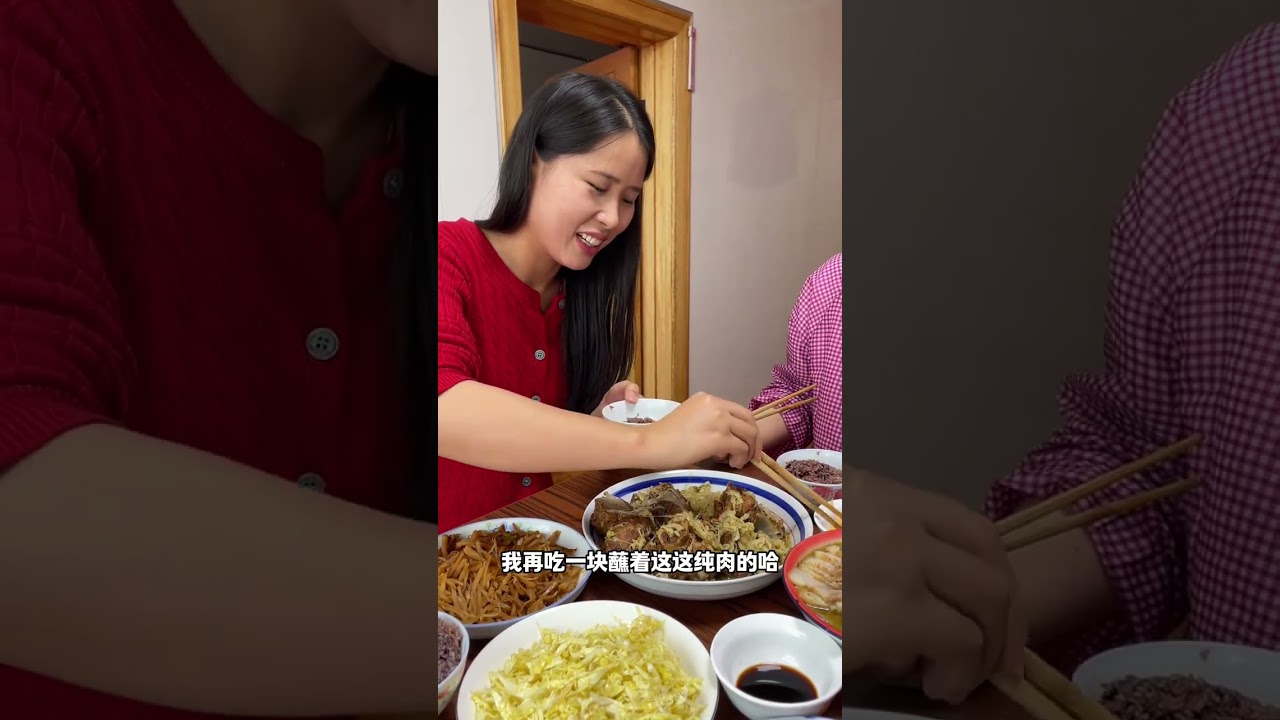 吃顿热乎的大骨头烩酸菜，和村里人一起包三千多冻饺子是种什么体验。#东北猫冬生活 #东北农村生活vlog #全村人一起包冻饺子是种什么体验 #一起包饺子 #大骨头烩酸菜