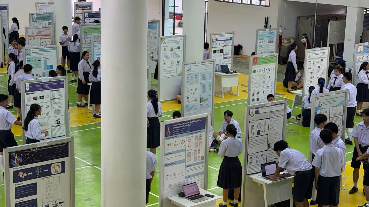 บรรยากาศการนำเสนอ และวิพากษ์ นวัตกรรมแบบโปสเตอร์ ของนักเรียนชั้น ม.4