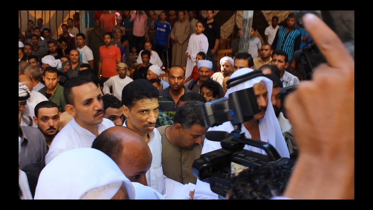لحظة تقديم أحد الأفراد كفنه في جلسة مصالحة بين عائلتين بحلوان