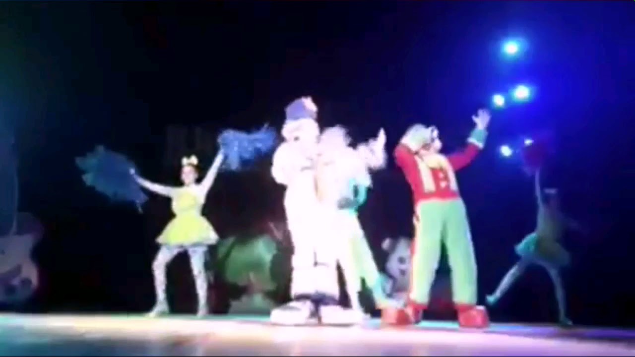 Patati cai do palco durante o show / fluffy empurra Patat&aacute; durante o show