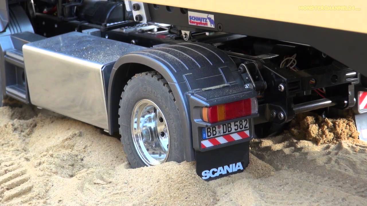 RC truck Scania 4x4 stuck! Rescue ACTION by Komatsu wheel loader! RC-Glashaus fun!