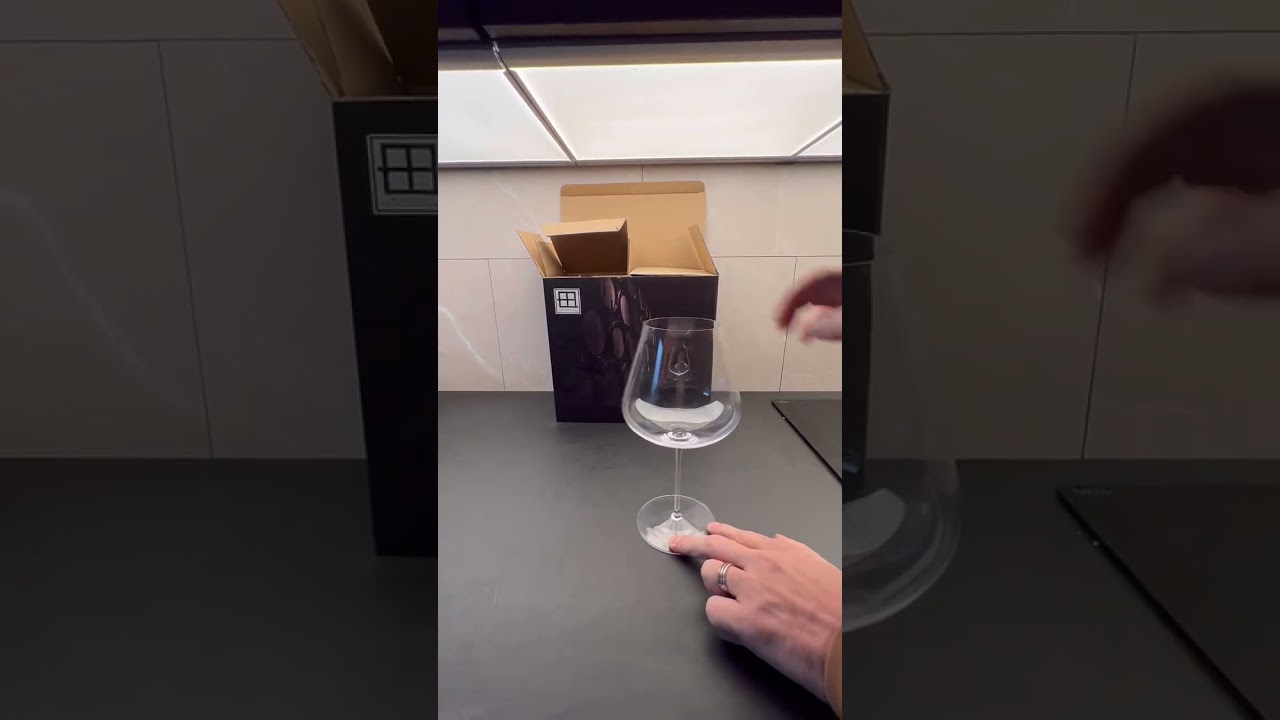 FLEXIBLE CRYSTAL, unbreakable wine glass. Incredible but true: super thin, new innovative product