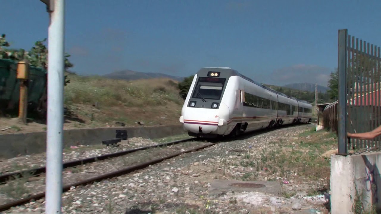 La locomotora del tren que une Algeciras con Madrid sale ardiendo