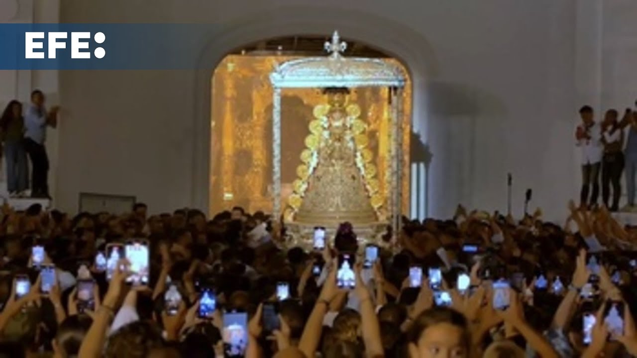 La Virgen del Rocío recorre ya la aldea almonteña