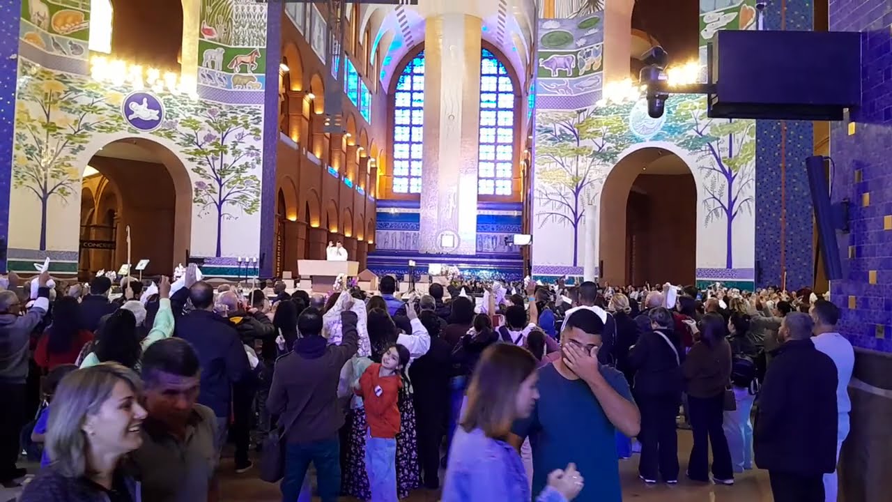 benção dos objetos após a missa.