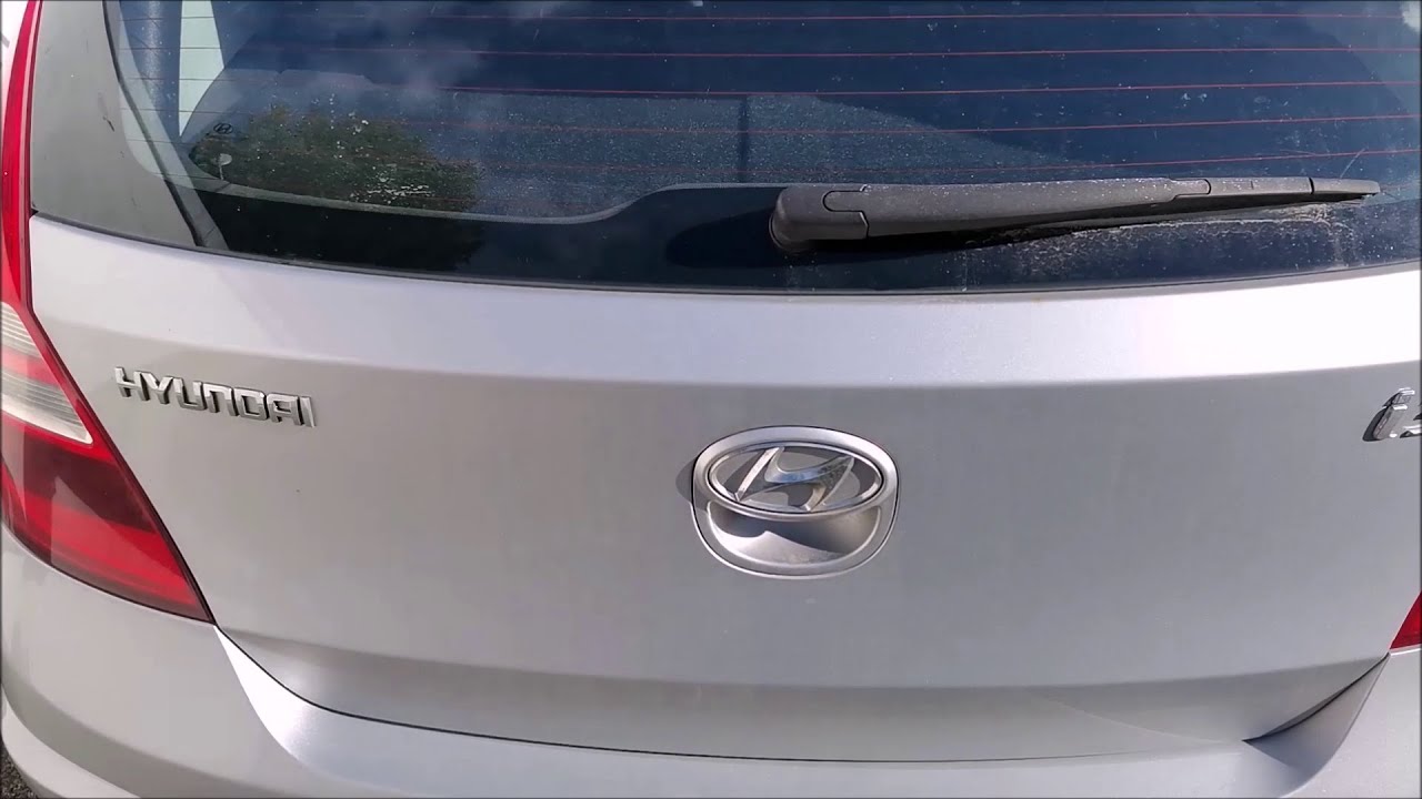 Wymiana żarówki podświetlenia tablicy i siłowników klapy bagażnika w Hyundai i30.