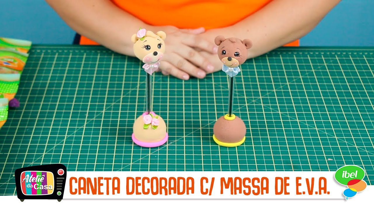 Modelando com Massinha de EVA Ibel uma ponteira para lápis de ursinho e ursinha.
