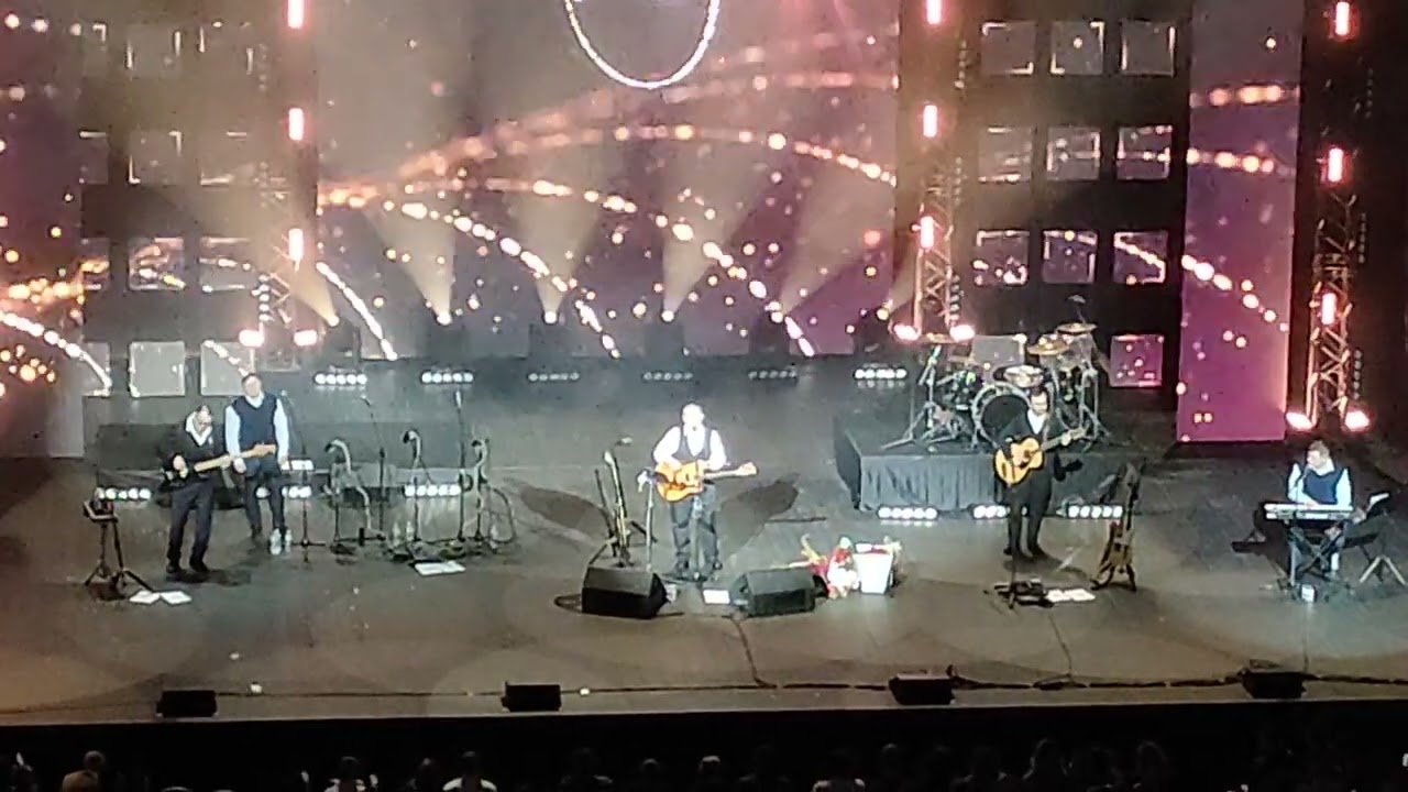 А река течет.  Любэ live