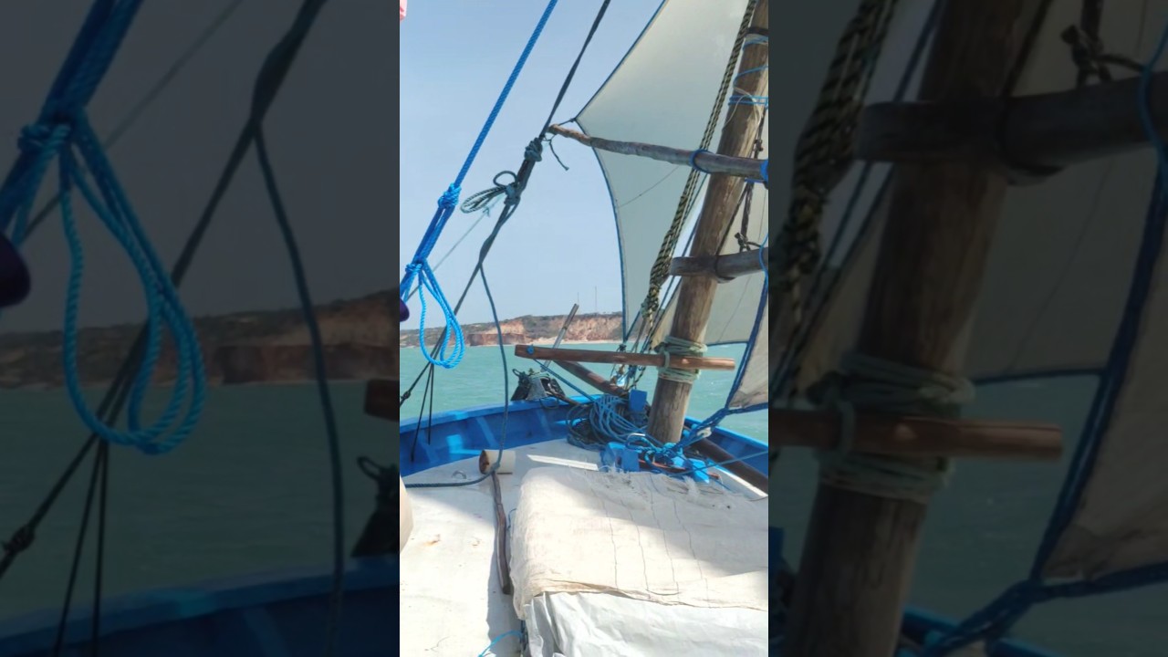 Barco navegando sozinho no mar 
