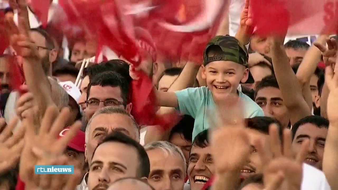 Turkije herdenkt mislukte coup: 'De pijn maakt plaats voor trots'